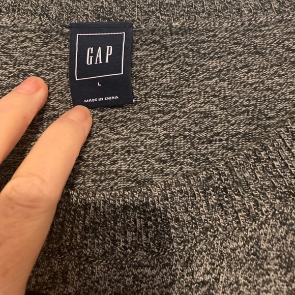 LIKE NEW GAP Women’s Grey Black Long Sleeve Sweater w/Aztec Design l Size: Large - Picture 3 of 5